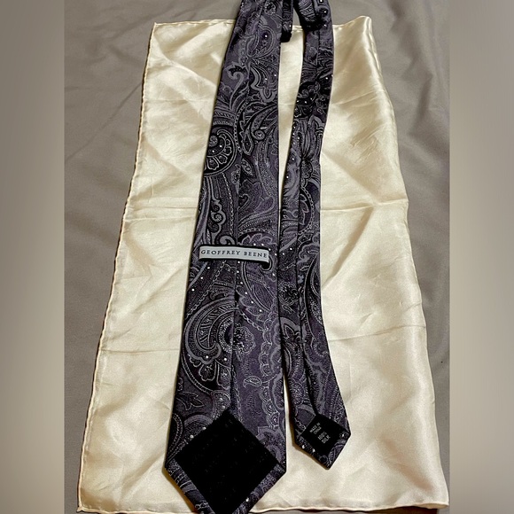 Geoffrey Beene 100% Silk Tie Gray and White Paisley - Picture 8 of 9